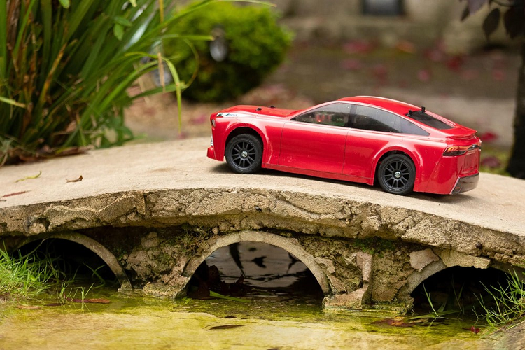 Không giống như hầu hết các nhà sản xuất ôtô khác trên thế giới, Toyota hiện vẫn chưa có lấy một mẫu xe dùng pin điện nào trong dòng sản phẩm của mình. Mẫu xe điện thuần túy đầu tiên của hãng được gọi là bZ4X sẽ ra mắt vào năm sau, nhưng trong thời gian chờ đợi, nhà sản xuất ôtô Nhật Bản đã tập trung vào xe Toyota chạy pin nhiên liệu hydro và hybrid.