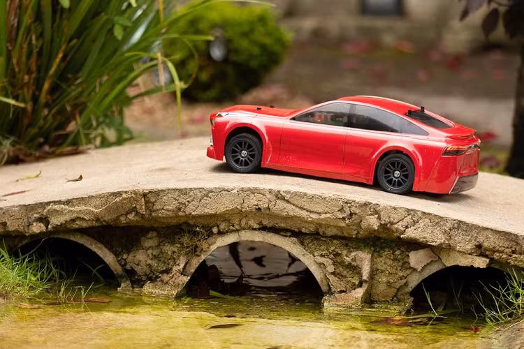 Không giống như hầu hết các nhà sản xuất ôtô khác trên thế giới, Toyota hiện vẫn chưa có lấy một mẫu xe dùng pin điện nào trong dòng sản phẩm của mình. Mẫu xe điện thuần túy đầu tiên của hãng được gọi là bZ4X sẽ ra mắt vào năm sau, nhưng trong thời gian chờ đợi, nhà sản xuất ôtô Nhật Bản đã tập trung vào xe Toyota chạy pin nhiên liệu hydro và hybrid.