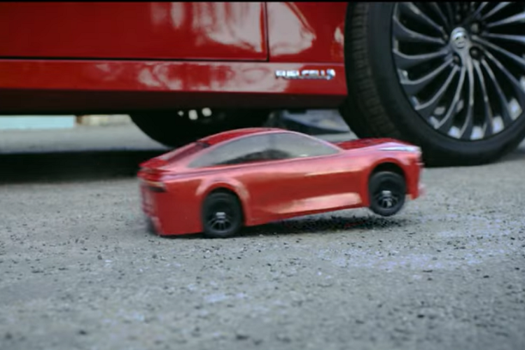 Đây là loại khung gầm tương tự mà bạn có thể mua ở các cửa hàng mô hình. Nó cũng được trang bị 2 hộp nhiên liệu hydro nhỏ, có thể được thay thế nhanh chóng để tiếp nhiên liệu và 2 mô tơ điện tạo ra công suất khoảng 20 Watts.