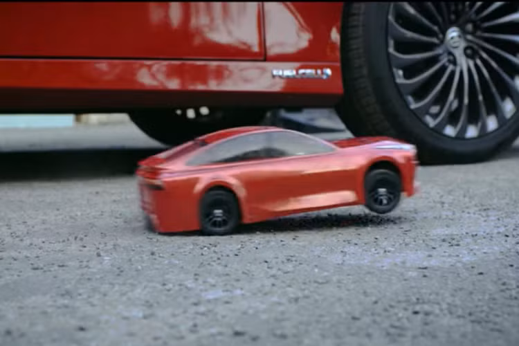 Đây là loại khung gầm tương tự mà bạn có thể mua ở các cửa hàng mô hình. Nó cũng được trang bị 2 hộp nhiên liệu hydro nhỏ, có thể được thay thế nhanh chóng để tiếp nhiên liệu và 2 mô tơ điện tạo ra công suất khoảng 20 Watts.