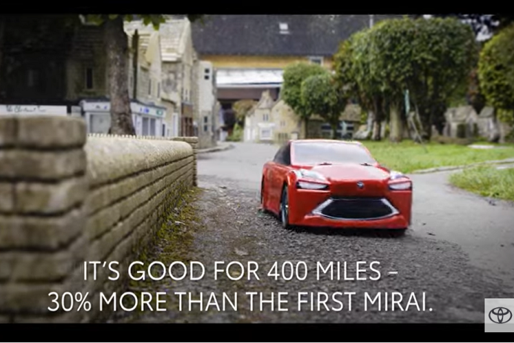 Được chế tạo với sự hợp tác của công ty năng lượng Bramble Energy của Anh Quốc và công ty xe mô hình Tamiya, Toyota Mirai nhỏ nhất điều khiển từ xa là một bản sao tỷ lệ 1/10 của chiếc sedan chạy bằng hydro thật. Nó dựa trên mẫu xe TT-02 RC nổi tiếng của Tamiya với thân vỏ phía trên có thiết kế mô phỏng y hệt Mirai. Thậm chi màu sơn đỏ Scarlet Flare cũng được sao chép tinh vi cho chiếc xe điều khiển từ xa.