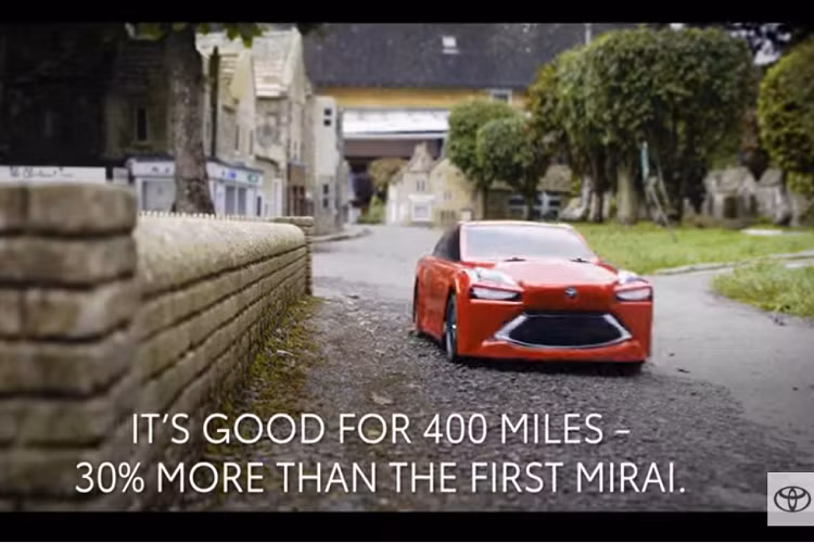 Được chế tạo với sự hợp tác của công ty năng lượng Bramble Energy của Anh Quốc và công ty xe mô hình Tamiya, Toyota Mirai nhỏ nhất điều khiển từ xa là một bản sao tỷ lệ 1/10 của chiếc sedan chạy bằng hydro thật. Nó dựa trên mẫu xe TT-02 RC nổi tiếng của Tamiya với thân vỏ phía trên có thiết kế mô phỏng y hệt Mirai. Thậm chi màu sơn đỏ Scarlet Flare cũng được sao chép tinh vi cho chiếc xe điều khiển từ xa.