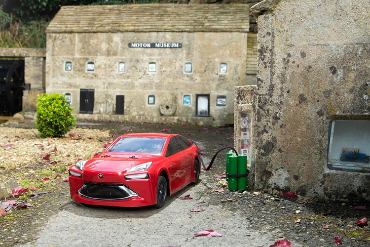 Giờ đây, Toyota lại tạo nên một kỷ lục thú vị nữa khi họ quyết định “thu nhỏ” Mirai để khiến nó trở thành chiếc xe ôtô điều khiển từ xa chạy bằng nhiên liệu hydro đầu tiên của Vương quốc Anh, nhằm mục tiêu cho thấy công nghệ pin nhiên liệu hydro có thể mang lại lợi ích như thế nào cho các loại phương tiện khác.