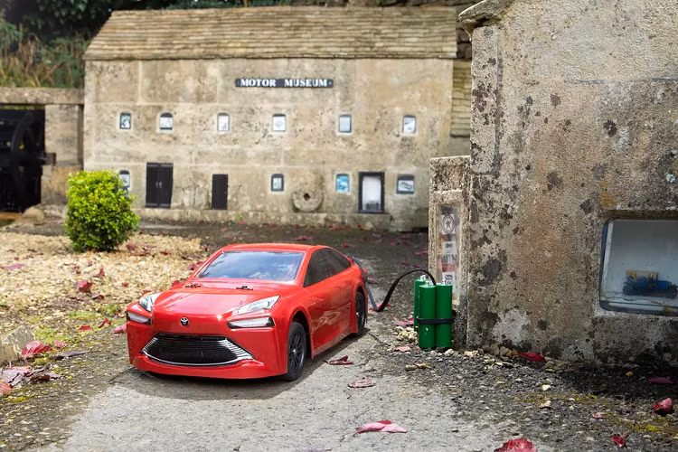 Giờ đây, Toyota lại tạo nên một kỷ lục thú vị nữa khi họ quyết định “thu nhỏ” Mirai để khiến nó trở thành chiếc xe ôtô điều khiển từ xa chạy bằng nhiên liệu hydro đầu tiên của Vương quốc Anh, nhằm mục tiêu cho thấy công nghệ pin nhiên liệu hydro có thể mang lại lợi ích như thế nào cho các loại phương tiện khác.