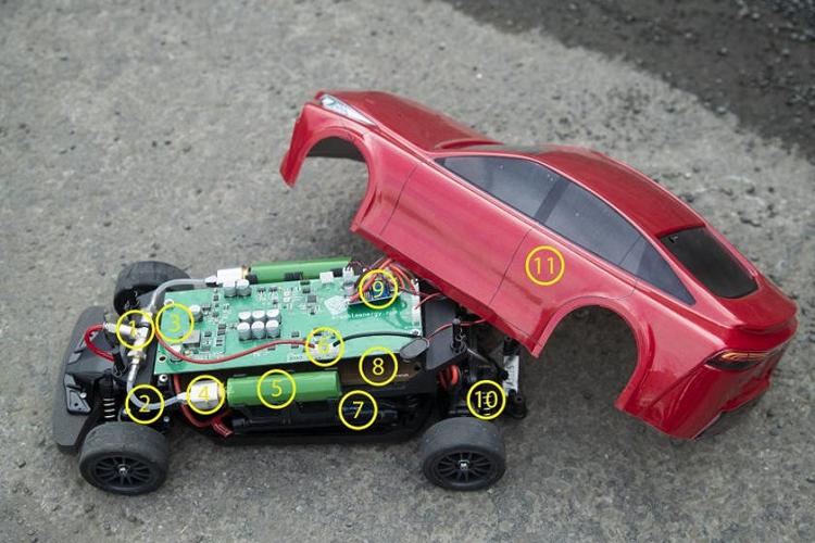 Toyota là một trong số ít các nhà sản xuất ôtô cam kết sử dụng công nghệ pin nhiên liệu hydro. Ra mắt vào năm 2015, Toyota Mirai sử dụng pin nhiên liệu sản xuất đại trà đầu tiên trên thế giới và gần đây đã được tái thiết kế cho thế hệ mới. Tuần trước, Mirai đã lập Kỷ lục Guinness Thế giới ấn tượng sau khi đi được 1.360 km chỉ với một lần nạp đầy nhiên liệu, con số này xa hơn rất nhiều so với mọi mẫu xe điện đang được bán trên thị trường.