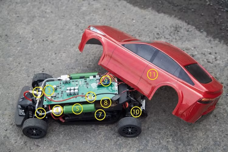 Toyota là một trong số ít các nhà sản xuất ôtô cam kết sử dụng công nghệ pin nhiên liệu hydro. Ra mắt vào năm 2015, Toyota Mirai sử dụng pin nhiên liệu sản xuất đại trà đầu tiên trên thế giới và gần đây đã được tái thiết kế cho thế hệ mới. Tuần trước, Mirai đã lập Kỷ lục Guinness Thế giới ấn tượng sau khi đi được 1.360 km chỉ với một lần nạp đầy nhiên liệu, con số này xa hơn rất nhiều so với mọi mẫu xe điện đang được bán trên thị trường.