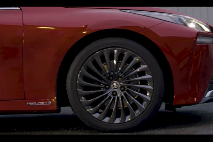 Kết quả, chiếc Toyota Mirai RC chạy hydro sẽ đi được xa gấp đôi so với một chiếc xe RC chạy bằng pin thông thường. Để cho thấy những gì nó có thể làm được, Toyota đã đưa chiếc xe Mirai RC nhỏ bé đi chay thử nghiệm quanh một ngôi làng mô hình ở Bourton-on-the-Water, nước Anh.