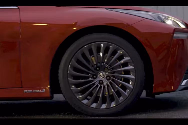 Kết quả, chiếc Toyota Mirai RC chạy hydro sẽ đi được xa gấp đôi so với một chiếc xe RC chạy bằng pin thông thường. Để cho thấy những gì nó có thể làm được, Toyota đã đưa chiếc xe Mirai RC nhỏ bé đi chay thử nghiệm quanh một ngôi làng mô hình ở Bourton-on-the-Water, nước Anh.