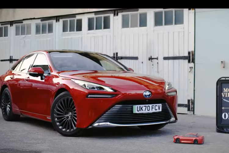 Giống như người anh em kích thước thật của nó, Mirai RC được cung cấp năng lượng bởi hệ thống pin nhiên liệu hydro. Công ty Bramble Energy đã lắp một phiên bản thu nhỏ của hệ thống pin nhiên liệu bảng mạch, hệ thống điều khiển, và bộ lưu trữ hydro vào khung gầm dẫn động 4 bánh của xe RC.