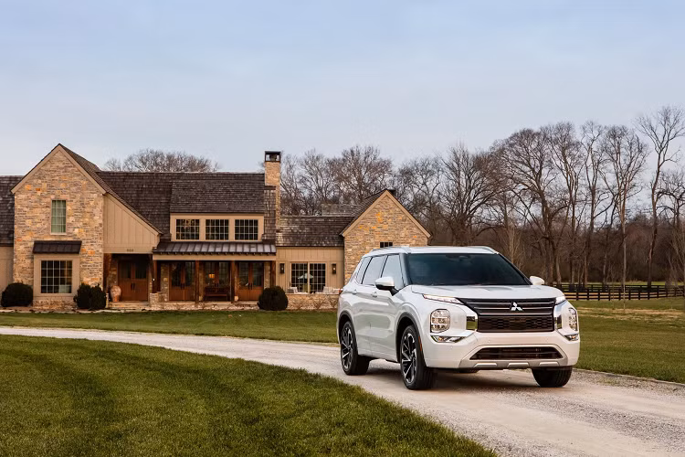 Theo kế hoạch, Mitsubishi Outlander bản tiết kiệm xăng sẽ chính thức ra mắt thị trường Nhật Bản vào tháng 3 năm sau. Dự kiến, sau Nhật Bản, xe sẽ tiếp tục trình làng tại thị trường Mỹ vào nửa cuối năm sau.