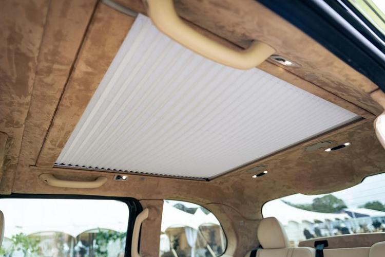 Chưa hết, để biến không gian bên trong xe thoải mái như ở nhà, hãng Sutton còn cung cấp thảm trải sàn dày, hệ thống đèn nội thất, ốp gỗ thủ công và lựa chọn màu vô hạn cho cabin.