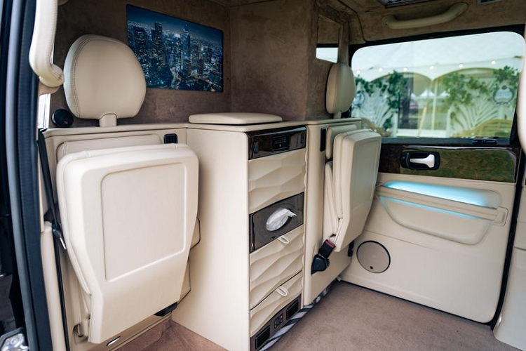 Sutton VIP LEVC Taxi hạng sang có sẵn với cấu hình 2, 3 hoặc 4 chỗ ngồi, đi kèm Wi-Fi và Bluetooth theo tiêu chuẩn, riêng bản 2 chỗ sẽ có thêm tủ lạnh.