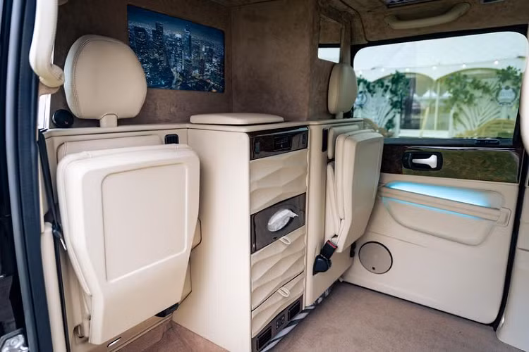 Sutton VIP LEVC Taxi hạng sang có sẵn với cấu hình 2, 3 hoặc 4 chỗ ngồi, đi kèm Wi-Fi và Bluetooth theo tiêu chuẩn, riêng bản 2 chỗ sẽ có thêm tủ lạnh.