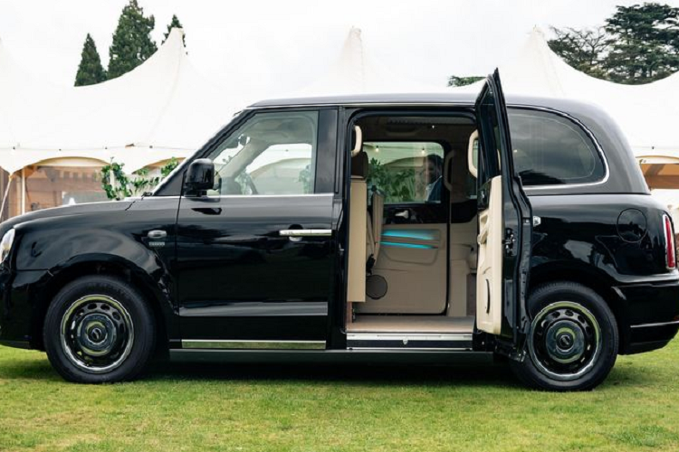 Chiếc trong bài có giá tới 121.480 bảng Anh (khoảng 3,82 tỷ đồng) sau khi được trang bị thêm nhiều tùy chọn.