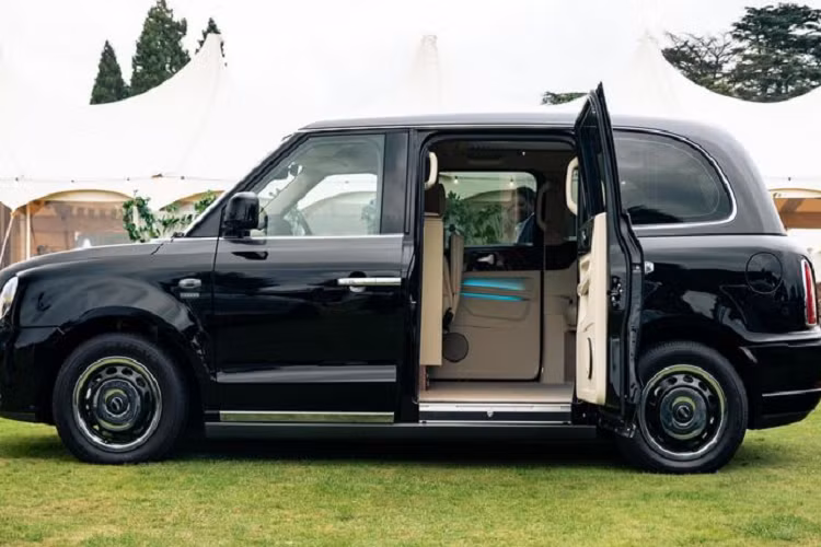 Chiếc trong bài có giá tới 121.480 bảng Anh (khoảng 3,82 tỷ đồng) sau khi được trang bị thêm nhiều tùy chọn.