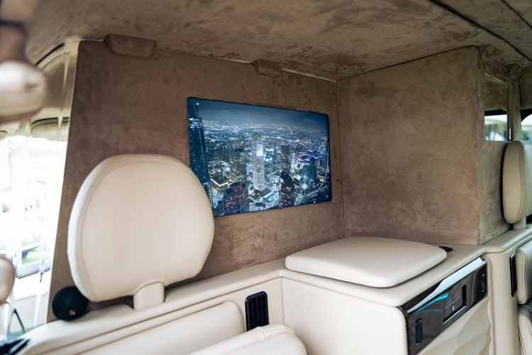 Các ghế ngồi đều được bọc da, ghế sau tích hợp sưởi điện và ngả điện với chỗ để chân thư giãn, thật lý tưởng để hành khách ngả lưng và ngắm nhìn bầu trời sao qua trần xe trong suốt.