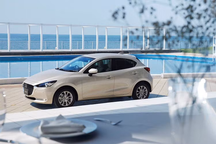 Theo tin tức mới nhất, Mazda Nhật Bản vừa giới thiệu thị trường trong nước phiên bản nâng cấp của mẫu Mazda2 2021 mới. Mẫu xe thuộc phân khúc hạng B này nhận được rất nhiều cải tiến về trang bị lẫn động cơ. Kèm theo đó là có thêm phiên bản đặc biệt Sunlit Circus, được lấy cảm hứng từ một “chuyến đi về phía Nam dưới ánh mặt trời”.