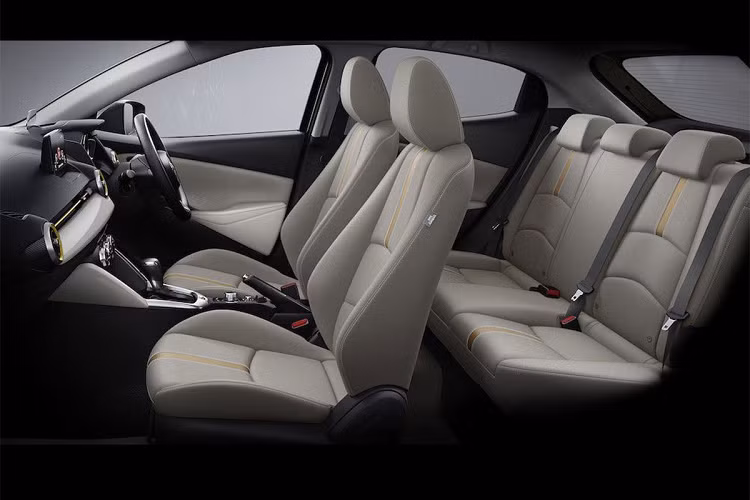 Về trang bị, Mazda bổ sung thêm cho phiên bản mới của Mazda2 2021 hệ thống camera toàn cảnh 360 độ, sạc điện thoại không dây và kết nối Apple CarPlay không dây (vẫn giữ nguyên chức năng Android Auto có dây). Các phiên bản có hệ dẫn động 4 bánh được trang bị kính loại đặc biệt để dễ dàng làm sạch tuyết bám trên kính chắn gió phía trước.