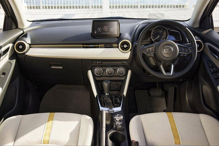 Ngoài ra, bằng cách sử dụng các bài học từ việc phát triển động cơ Skyactiv-X, hệ thống điều khiển động cơ trên Mazda2 2021 cũng được điều chỉnh lại giúp cải thiện khả năng điều khiển và phản ứng của bướm ga. Tuy vậy, công suất tối đa của động cơ sau khi được tinh chỉnh vẫn giống bản cũ ở mức 108 Hp/142 Nm đi kèm hộp số sàn hoặc số tự động 6 cấp và tuỳ chọn hệ dẫn động 4 bánh.