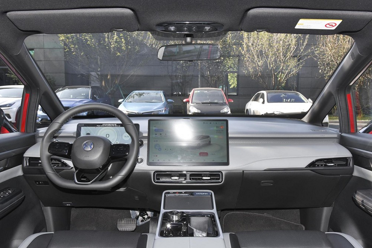 Về phần đuôi xe, thiết kế cũng không có gì phức tạp, nhưng để tương xứng với mặt trước, nó cũng lắp đặt cụm đèn LED, kết hợp với cánh gió sau màu đen và các đường ngang xung quanh, tạo hiệu ứng thị giác như thể dài hơn vốn có và là đặc điểm nhận diện rõ ràng.