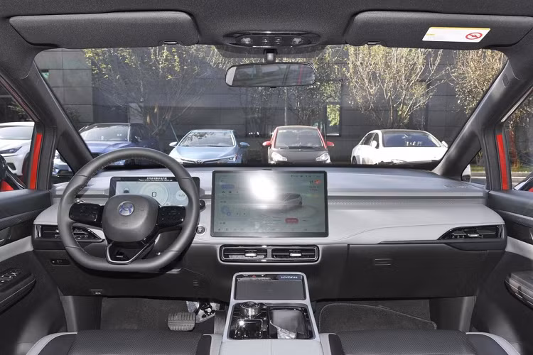 Về phần đuôi xe, thiết kế cũng không có gì phức tạp, nhưng để tương xứng với mặt trước, nó cũng lắp đặt cụm đèn LED, kết hợp với cánh gió sau màu đen và các đường ngang xung quanh, tạo hiệu ứng thị giác như thể dài hơn vốn có và là đặc điểm nhận diện rõ ràng.