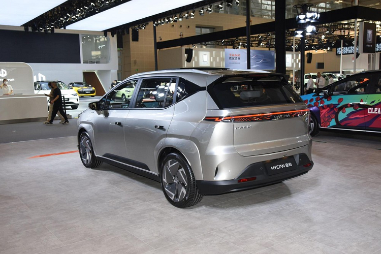 Nhà sản xuất có cung cấp hai bộ pin gồm 64,6 kWh và 76,8 kWh, tương ứng cự li di chuyển 500 km và 600 km theo NEDC.