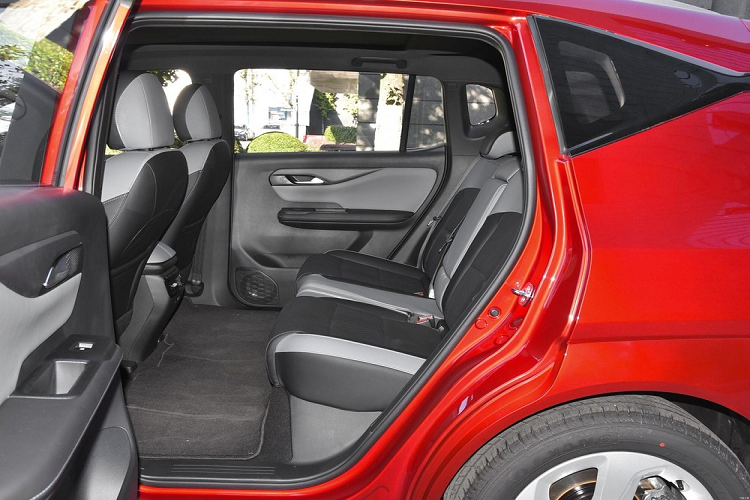 Nội thất xe cũng có bố cục đơn giản, nhưng đầy đủ tính năng công nghệ. Với trục cơ sở tương đối dài, ghế trước có thể gập xuống 180 độ, kết hợp với màn hình cảm ứng trung tâm lớn cỡ 14,6 inch và màn hình cụm đồng hồ LCD cỡ 10,25 inch. Xe có cài đặt hệ thống hỗ trợ lái thông minh Hycan Pilot 2.0 và hệ thống điều khiển bằng giọng nói thông minh, cùng nhiều tính năng vui chơi và giải trí hấp dẫn.