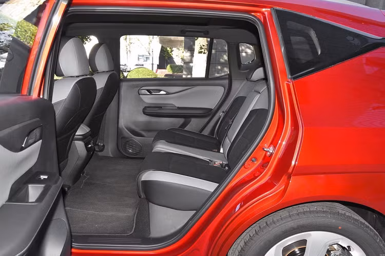 Nội thất xe cũng có bố cục đơn giản, nhưng đầy đủ tính năng công nghệ. Với trục cơ sở tương đối dài, ghế trước có thể gập xuống 180 độ, kết hợp với màn hình cảm ứng trung tâm lớn cỡ 14,6 inch và màn hình cụm đồng hồ LCD cỡ 10,25 inch. Xe có cài đặt hệ thống hỗ trợ lái thông minh Hycan Pilot 2.0 và hệ thống điều khiển bằng giọng nói thông minh, cùng nhiều tính năng vui chơi và giải trí hấp dẫn.