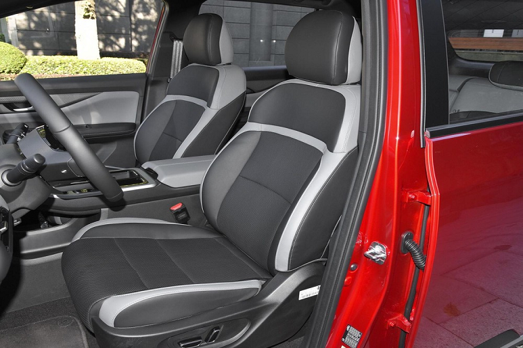 Mặc dù định vị của Hycan Z03 là một mẫu SUV nhỏ gọn hạng C, nhưng chiều dài, rộng, cao của nó lần lượt là 4602/1900/1645 mm, và trục cơ sở là 2750 mm. Ngoài ra, xe mới còn được trang bị la-zăng 18 inch.