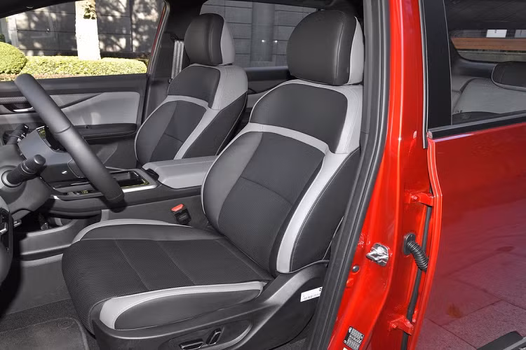 Mặc dù định vị của Hycan Z03 là một mẫu SUV nhỏ gọn hạng C, nhưng chiều dài, rộng, cao của nó lần lượt là 4602/1900/1645 mm, và trục cơ sở là 2750 mm. Ngoài ra, xe mới còn được trang bị la-zăng 18 inch.