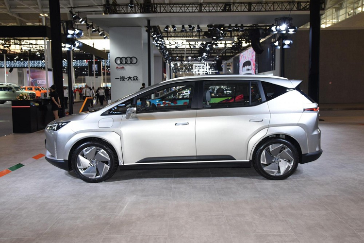 Phía sườn xe trông rất đầy đặn với khu vực cửa tròn trịa, đường gân dưới cửa sổ nhỏ đến mức gần như không nhìn thấy. Mẫu xe mới cũng sử dụng tay nắm cửa ẩn, thân vỏ hai tông màu, và bộ la-zăng kiểu thể thao, rất phù hợp với gu thẩm mỹ của giới trẻ đương đại.