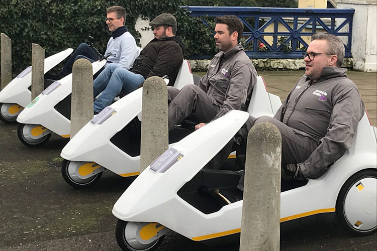 Hiệu suất vận hành không phải là vấn đề duy nhất của chiếc xe 3 bánh này, cho dù nó đúng là một vấn đề nghiêm trọng. Phần thân bằng chất liệu polypropylene không hề có khả năng bảo vệ người lái, trong tình huống giao thông hoặc khỏi các yếu tố tự nhiên, đồng thời gây khó chịu khi ngồi lâu. Thậm chí khi vào cua nhanh, nó có thể lật đổ sang một bên.