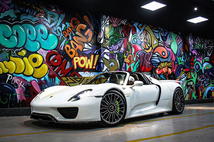 Theo giới mê xe cho biết, khi đã đóng đầy đủ thuế phí tại Việt Nam giá xe Porsche 918 Spyder không dưới 60 tỷ đồng. Được ra mắt vào năm 2013, đây là mẫu siêu xe hybrid đầu tiên của hãng xe Đức. Ở thời điểm ra mắt, đối thủ của 918 Spyder là 2 hypercar đình đám McLaren P1 và Ferrari LaFerrari.