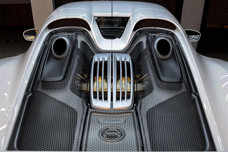 Hệ truyền động hybrid mang đến công suất tổng cộng cho Porsche 918 Spyder là 881 mã lực và mô-men xoắn cực đại 1.280 Nm. Mẫu xe hybrid của Porsche chỉ mất thời gian 2,8 giây để tăng tốc từ vị trí xuất phát lên 100 km/h trước khi đạt tốc độ tối đa 345 km/h.