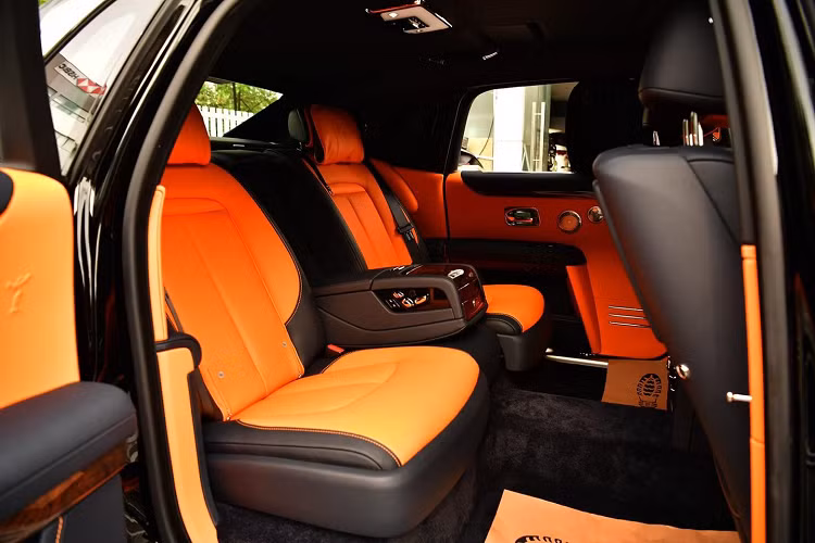Mở cặp cửa tự sát nổi tiếng của Rolls-Royce, người xem sẽ bị choáng ngợp trước không gian nội thất được phủ trong da cao cấp, gỗ quý hiếm và cả các kim loại được đánh bóng. Chiếc xe Rolls-Royce Ghost trong bài viết mà chúng tôi đưa tin tức đến độc giả có nội thất 2 màu là cam và đen.
