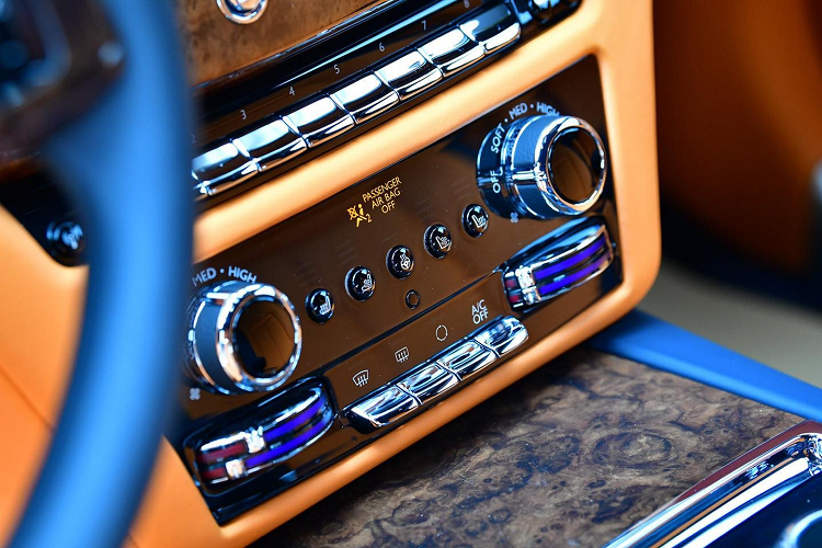 Illuminated Fascian sẽ là điểm nhấn có sẵn trong các mẫu xe siêu sang Rolls-Royce Ghost thế hệ mới, chi tiết này nằm ở bảng táp-lô đối diện ghế phụ với dòng chữ Ghost phát sáng và còn có 850 vì sao được tạo hình qua các bóng LED siêu nhỏ được các kỹ sư của Rolls-Royce mất hơn 2 năm nghiên cứu và phát triển cũng như 10.000 giờ lắp đặt.