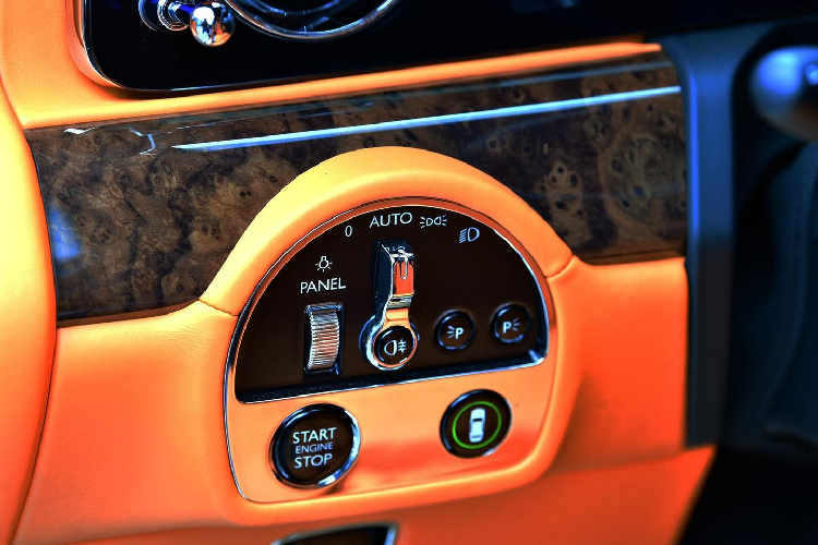 Trong đó, màu cam ở khoang lái chiếc xe Rolls-Royce Ghost thế hệ thứ 2 mới về nước khiến không ít người liên tưởng đến hãng thời trang Hermes. Chưa hết, hàng ghế sau còn được trang bị hàng tá công nghệ cũng như giải trí tiên tiến nhất và bầu trời sao được tao ra như một kỳ quang trong thế giới xe hơi.