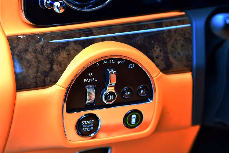 Trong đó, màu cam ở khoang lái chiếc xe Rolls-Royce Ghost thế hệ thứ 2 mới về nước khiến không ít người liên tưởng đến hãng thời trang Hermes. Chưa hết, hàng ghế sau còn được trang bị hàng tá công nghệ cũng như giải trí tiên tiến nhất và bầu trời sao được tao ra như một kỳ quang trong thế giới xe hơi.