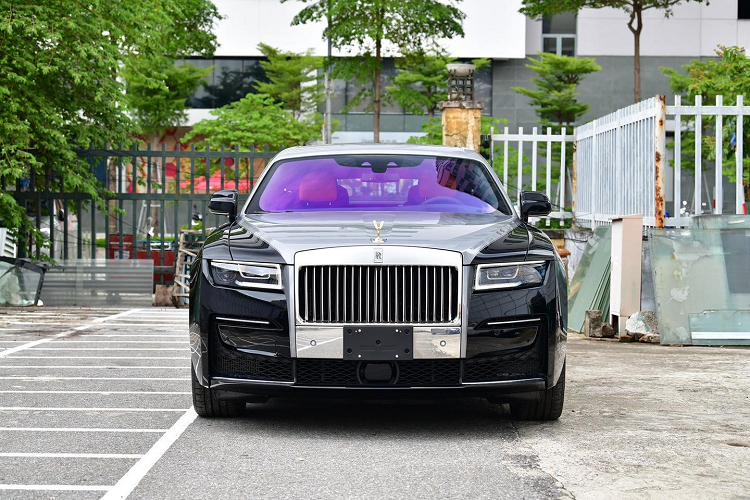  Rolls-Royce Ghost hạng sang bước chân vào thị trường xe siêu sang vào năm 2009 nhằm mục đích chiếm lấy các khách hàng là doanh nhân trẻ cũng như phân khúc mà mẫu xe Rolls-Royce Phantom không thể lấy được từ các đại gia chơi Bentley Flying Spur hay sau này là Mercedes-Maybach S-Class khi so sánh về giá bán.
