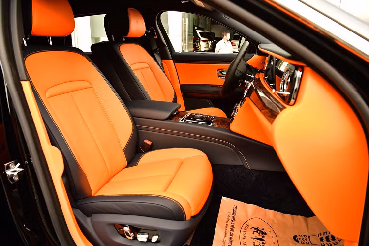 Dựa vào những hình ảnh do công ty nhập khẩu xe có tiếng ở Hà Nội chia sẻ cho thấy, chiếc xe Rolls-Royce Ghost thế hệ mới thứ hai ở Việt Nam có các điểm nhấn mạ crôm và bộ mâm đa chấu kép của xe được sơn tông màu tối ấn tượng.