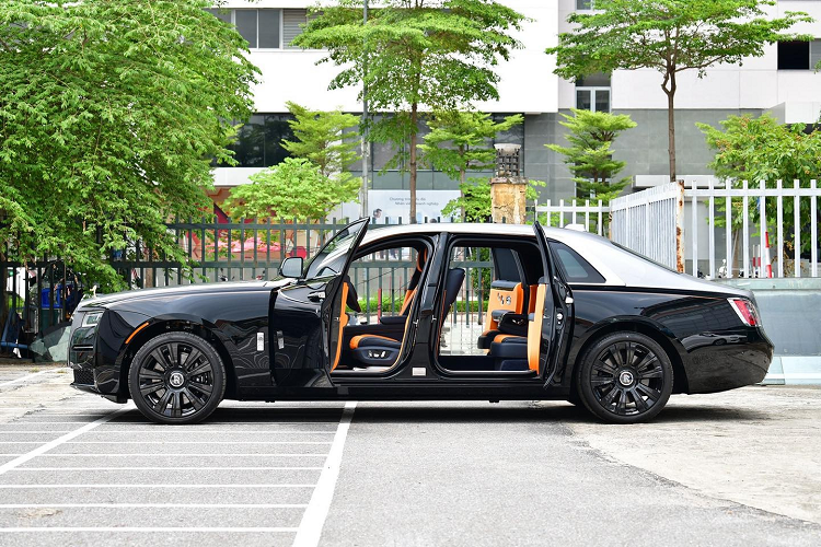 Chiếc xe siêu sang Rolls-Royce Ghost thế hệ thứ 2 mới xuất hiện tại dải đất hình chữ S có ngoại thất sơn màu đen, đây là bộ áo được các tay đánh giá về xe cũng như giới mê xe cho rằng hợp với các mẫu xe Rolls-Royce nhiều nhất.