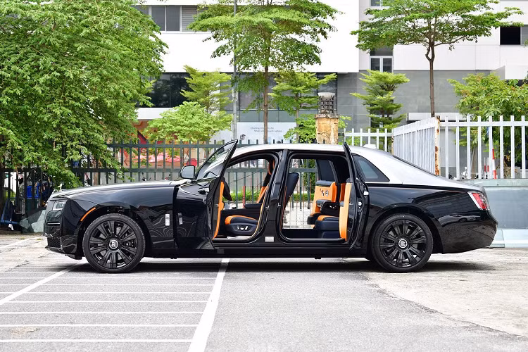 Chiếc xe siêu sang Rolls-Royce Ghost thế hệ thứ 2 mới xuất hiện tại dải đất hình chữ S có ngoại thất sơn màu đen, đây là bộ áo được các tay đánh giá về xe cũng như giới mê xe cho rằng hợp với các mẫu xe Rolls-Royce nhiều nhất.