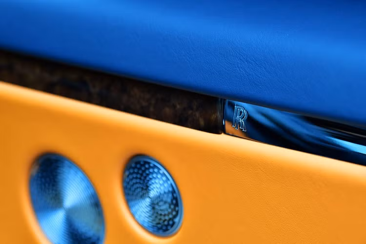 Dòng xe siêu sang Rolls-Royce Ghost 2021 đã về Việt Nam được trang bị khối động cơ xăng V12, tăng áp kép, dung tích 6.75 lít, sản sinh ra công suất tối đa 563 mã lực, tăng 1 mã lực so với thế hệ cũ nhưng mô-men xoắn cực đại lại được bơm thêm 70 Nm, lên con số 850 Nm.