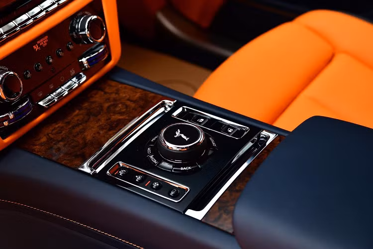 Ngoài những "át chủ bài" ở nội thất với điểm nhấn là chi tiết Illuminated Fascian hay đèn pha LED, đèn hậu LED ở ngoại thất cùng với lưới tản nhiệt đền Pantheon hay logo Spirit of Ecstasy đã được điều chỉnh lại thiết kế, những chiếc xe siêu sang Rolls-Royce Ghost thế hệ thứ 2 còn được cải thiện sức mạnh, dù không nhiều.