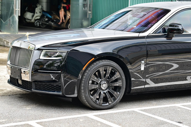 Hiện chưa rõ giá xe Rolls-Royce Ghost thế hệ mới này tại Việt Nam, chỉ biết rằng, chiếc xe Rolls-Royce Ghost 2021 đầu tiên xuất hiện ở Việt Nam có giá lên đến 45 tỷ đồng, nhưng nhanh chóng sau đó đã được điều chỉnh chỉ còn 43 tỷ đồng. Được biết, chiếc xe Rolls-Royce Ghost này thuộc bản trục cơ sở dài.