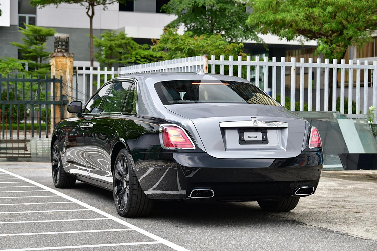 Sức mạnh được truyền tới bánh thông qua hộp số tự động 8 cấp, nhờ đó, chiếc xe siêu sang Rolls-Royce Ghost thế hệ mới thứ 2 về dải đất hình chữ S dễ dàng tăng tốc từ vị trí đứng yên lên 97 km/h chỉ trong thời gian 4,3 giây trước khi đạt vận tốc tối đa 249 km/h.