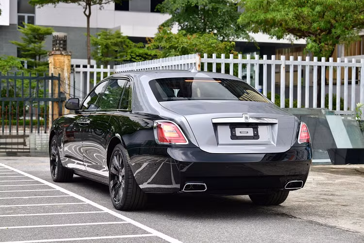 Sức mạnh được truyền tới bánh thông qua hộp số tự động 8 cấp, nhờ đó, chiếc xe siêu sang Rolls-Royce Ghost thế hệ mới thứ 2 về dải đất hình chữ S dễ dàng tăng tốc từ vị trí đứng yên lên 97 km/h chỉ trong thời gian 4,3 giây trước khi đạt vận tốc tối đa 249 km/h.