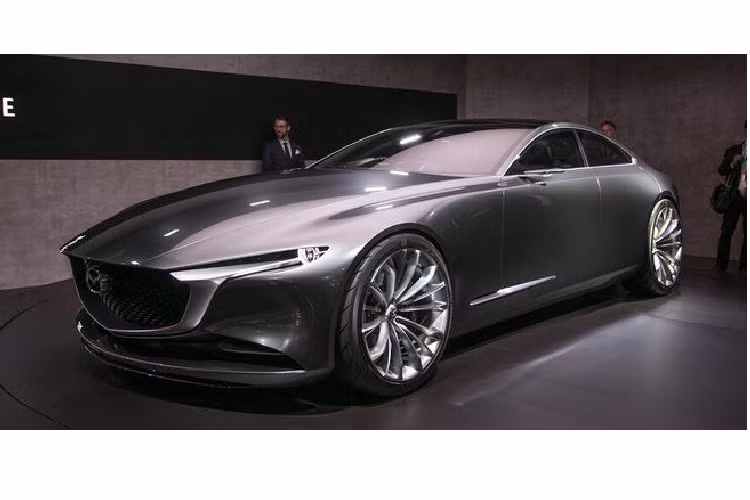 Ngoài ra, Mazda6 mới có thể còn được trang bị động cơ diesel 6 xi-lanh thẳng hàng, tăng áp, dung tích 3.0L và kết hợp với hệ thống mild hybrid. Cũng theo trang tin Spyder7, Mazda6 thế hệ mới dự kiến còn có cả phiên bản plug-in hybrid và chạy hoàn toàn bằng điện.