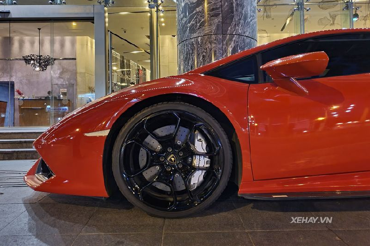 Gói độ này bao gồm một số chi tiết bằng carbon như cánh chia gió trước, ốp sườn và cánh gió phía sau...Đặc biệt, trong lần xuất hiện này, mâm xe cũng đã được phủ bóng thay vì để đen lì như trước đó, đi kèm vẫn là kẹp phanh màu trắng tương phản nổi bật.