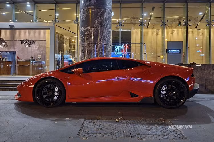 Được biết, việc sơn trực tiếp màu đỏ lên "siêu bò" đã tiêu tốn của chủ nhân hơn 100 triệu đồng và mất khoảng một tháng quá trình sơn xe mới hoàn tất. "Bộ cánh" màu đỏ mới của Huracan hòa quyện với sự mạnh mẽ của bộ bodykit Verona Edizione nhà Vorsteiner.